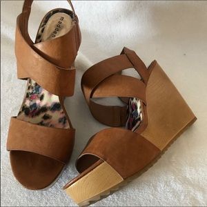 NEW COGNAC PLATFORM WEDGE SANDALS